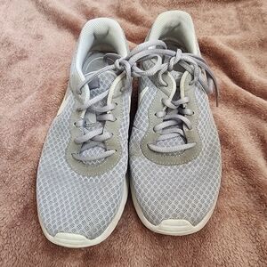 Nike Women's Light Gray Athletic Shoes